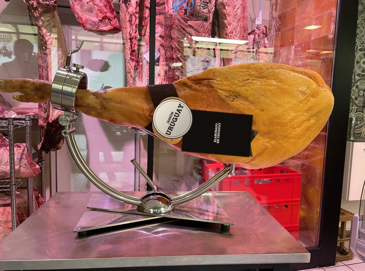 Jamón uruguayo entero en el jamonero
