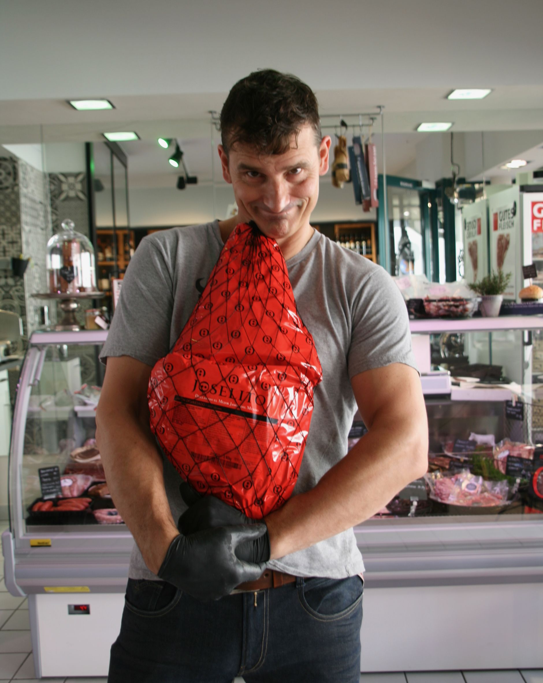 Marcel con una pata de jamón en los brazos